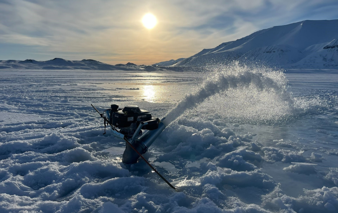 Gouverneur Spitsbergen akkoord met eerste veldtest voor opspuiten zee-ijs 