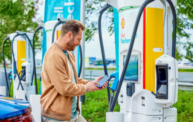 Nieuwe laadapp Travolta biedt EV-rijders gratis koffie bij 45 snellaadlocaties langs de snelweg