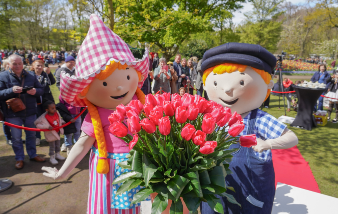 Fien & Teun bestaan 10 jaar en dopen eigen tulp in Keukenhof!