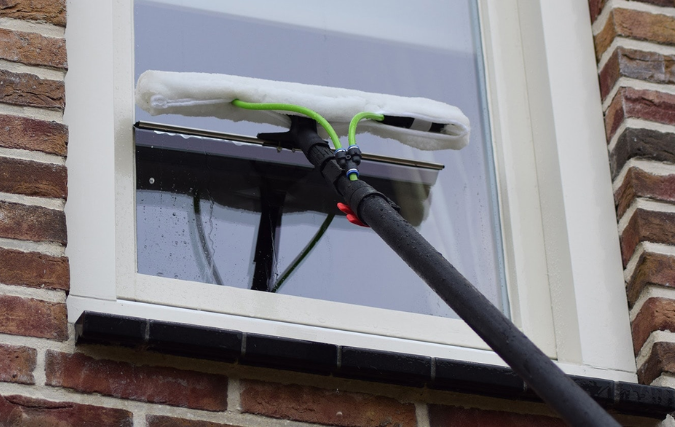Hoge ramen wassen zonder ladder: zo doe je dat veilig én makkelijk
