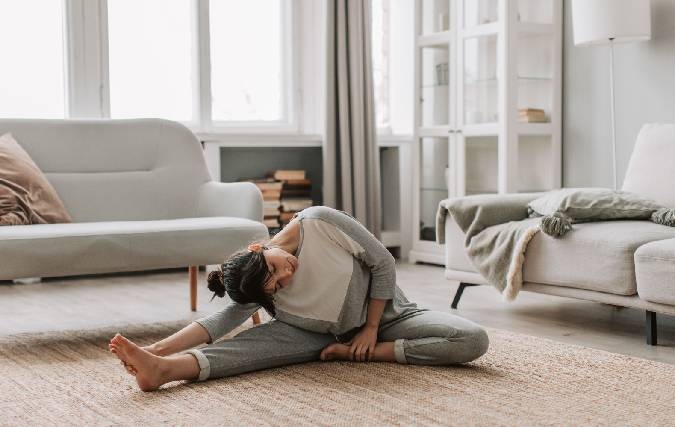 Hoe begin je veilig met Pilates in je eigen woonkamer?