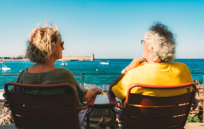 Ouderen beschermen tegen hitte: zo houd je warme zomerdagen veilig en comfortabel