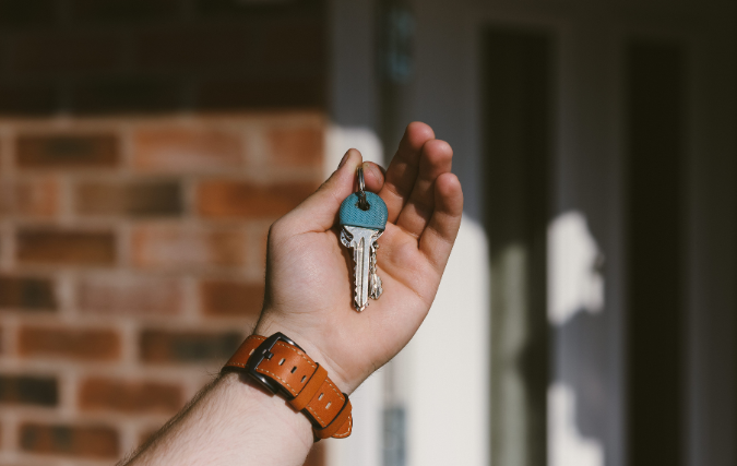 Toegang tot je huis regelen met een sleutelkluisje aan de muur