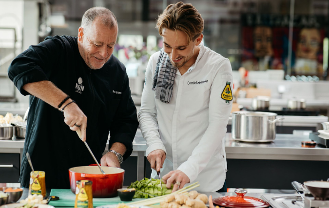 Sterrenchef Ron Blaauw, Kesbeke en Amazon.nl lanceren Hollandse Stamppotsaus voor kerst