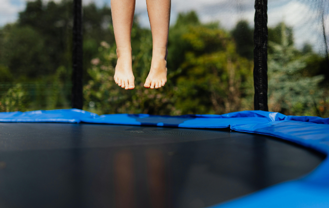 Een trampoline in de tuin: hoe kies je de juiste maat voor jouw situatie?